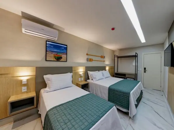 Quarto Standard III: cama de casal queen e cama de solteiro lado a lado, com ar-condicionado acima