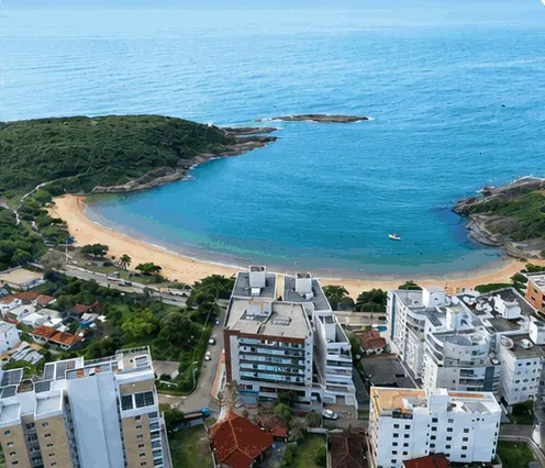 Vista aérea da praia da Bacutia: pequena enseada de areia entre morros cobertos de mata