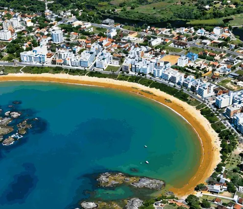 Vista aérea da praia de Peracanga: meia-lua de areia dourada com pedras no mar azul